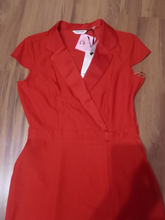 Elegancka, czerwona sukienka.