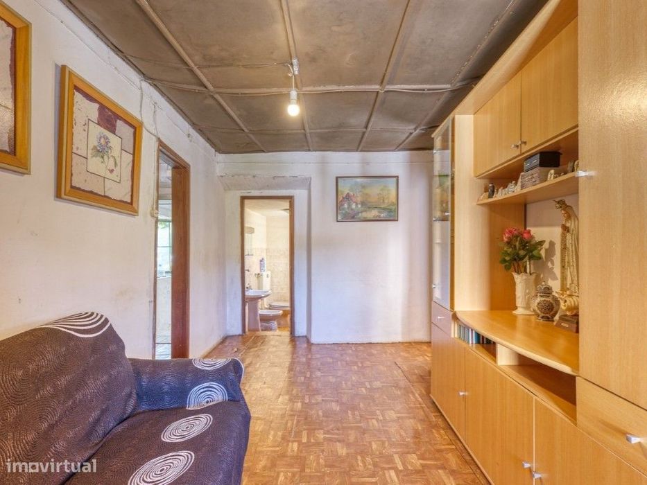 Moradia T3 com Terreno, Anexos e Espaços Tradicionais | Carregueira...