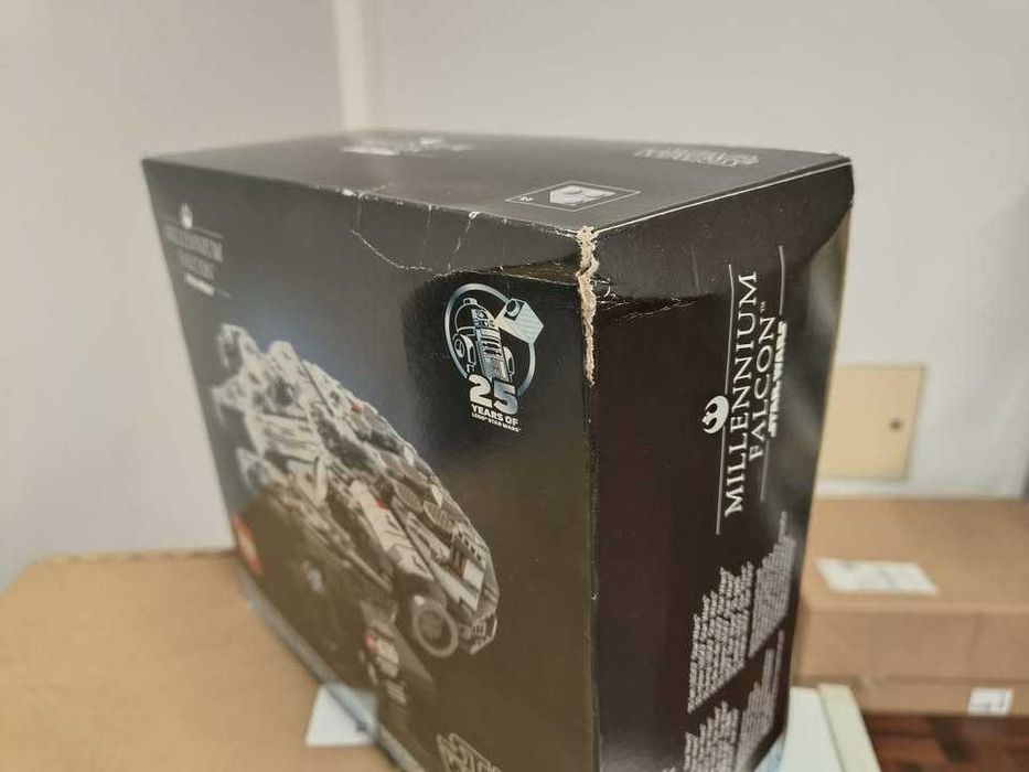 Lego Millennium Falcon 75375 : 921 Peças - Caixa Selada