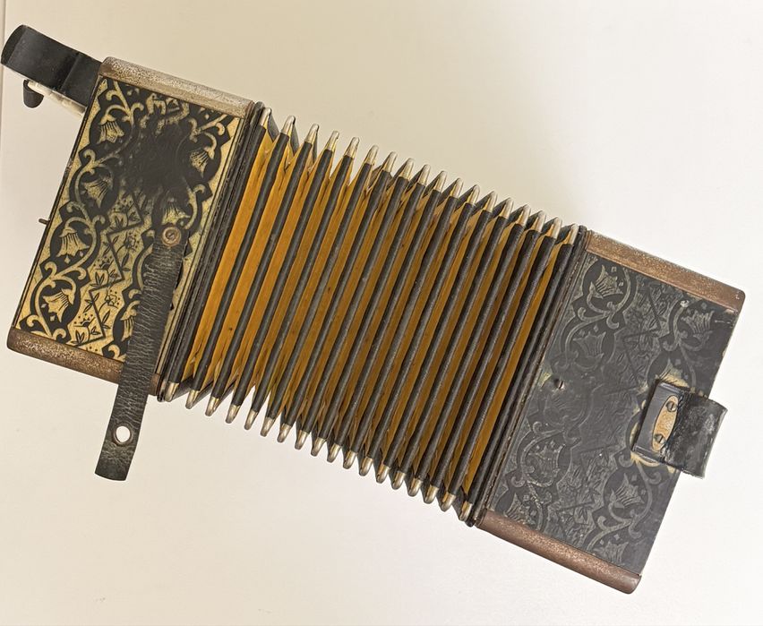Stary zabytkowy przedwojenny mały akordeon guzikowy HOHNER