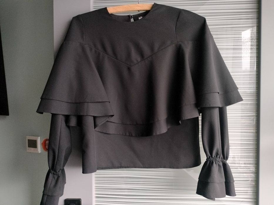 Czarna elegancka bluzka z falbanami