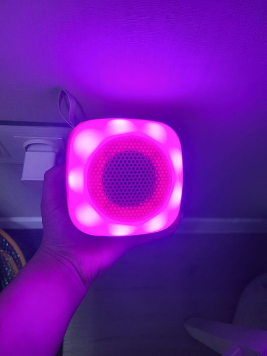 Навушники та колонка від Maybelline New York