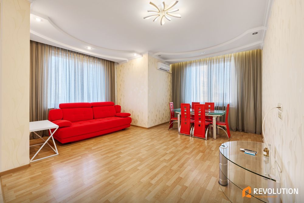 Без%, 3 кімн квартира вул. Дмитрівська 82, центр , метро, Лукʼянівська