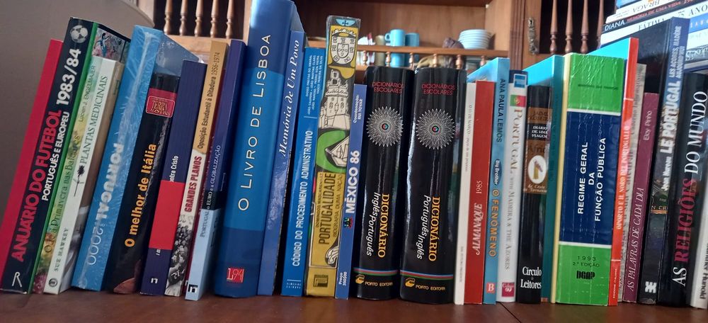 Livros antigos novos e usados