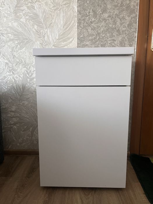 Продам  білу тумбочку