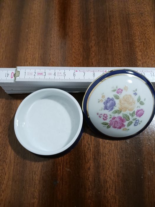 Caixinha rendonda em porcelana