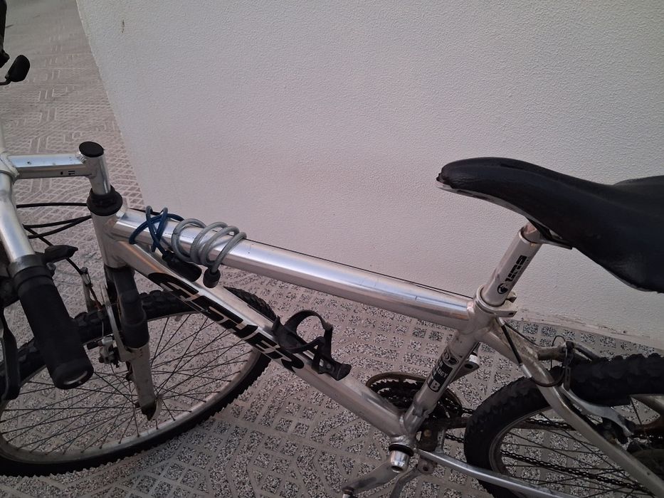 Bicicleta, velha mas boa, meu número para mais informações 912370009