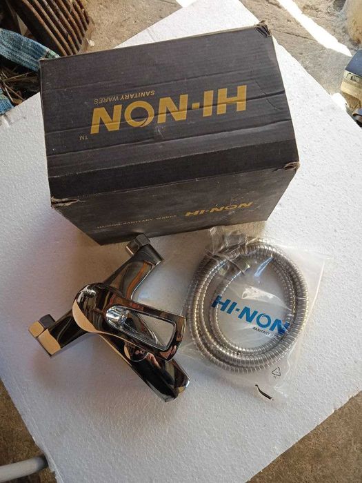 Смеситель для кухни и ванны.