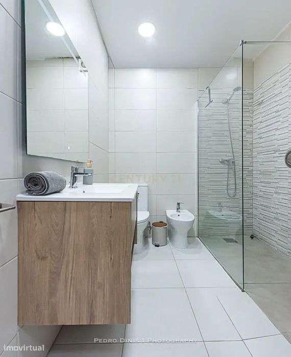 Moradia de 6 assoalhadas c/ garagem SEMI-RENOVADA