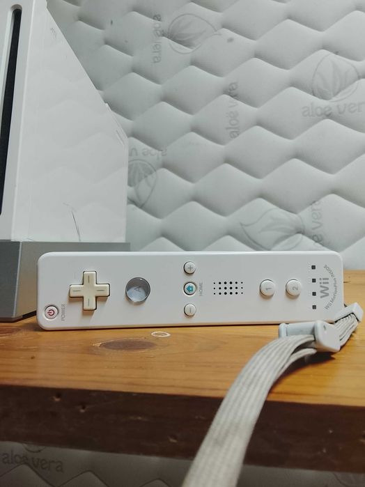 Wii + cabos + comando + barra sensor + jogo completa