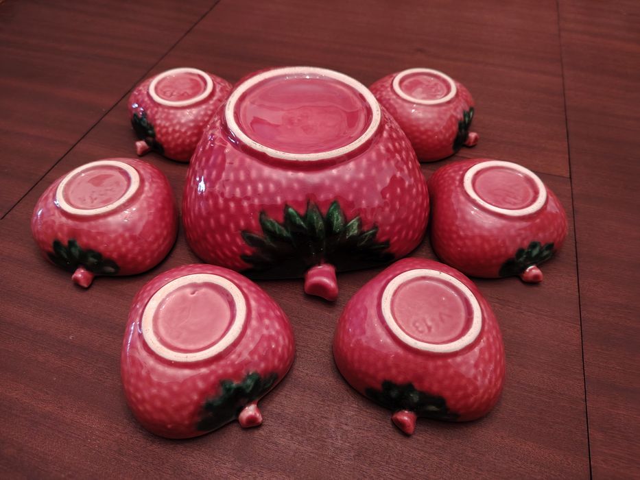 Conjunto de 1 Taça Grande e 6 pequenas com feitio de Morango
