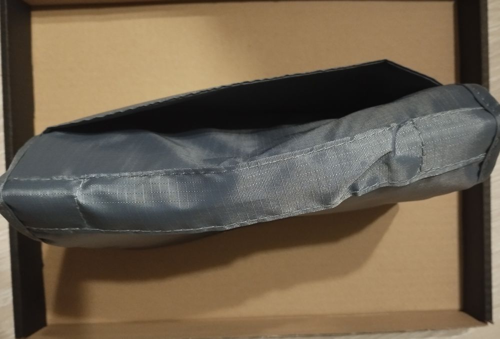 Pojemna kosmetyczka na haczyku