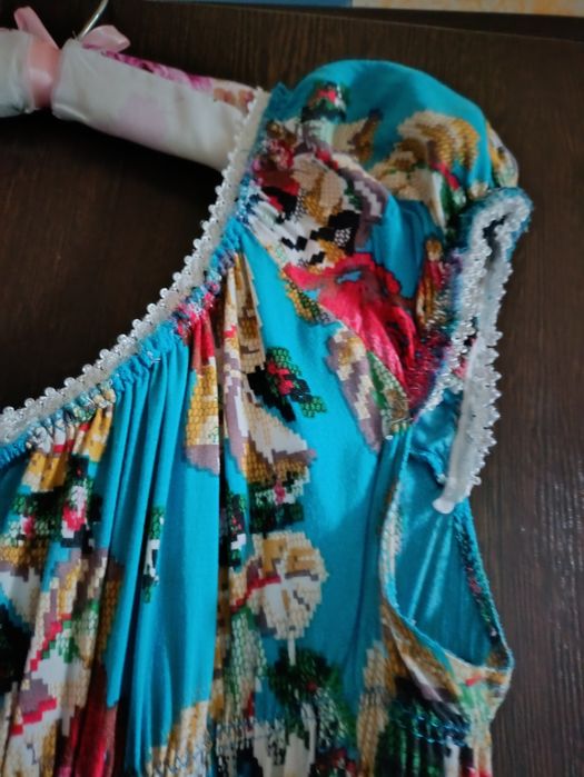 Продам плаття з принтом вишивки