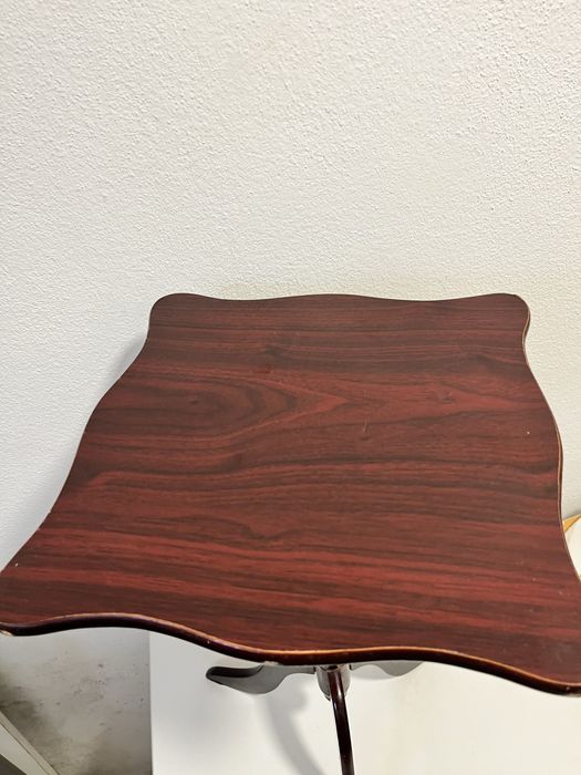 Mesa de apoio vintage, com alguns sinais de uso 70 cms altura e tampo 40x40