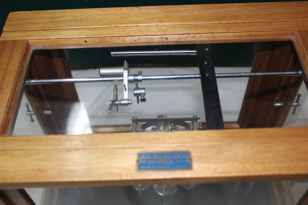 Balança de precisão do laboratório Militar, peça de museu, antiga