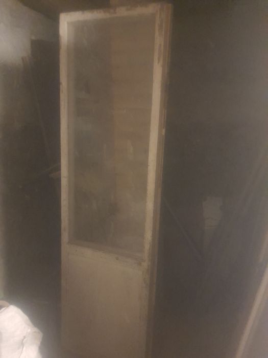 Старі вікна і двері на балкон дерев'яні