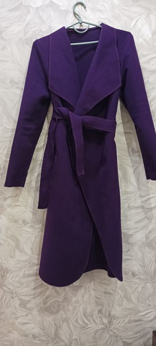 Тонке кашемірове пальто в гарному фіолетовому кольорі,ідеальний стан.