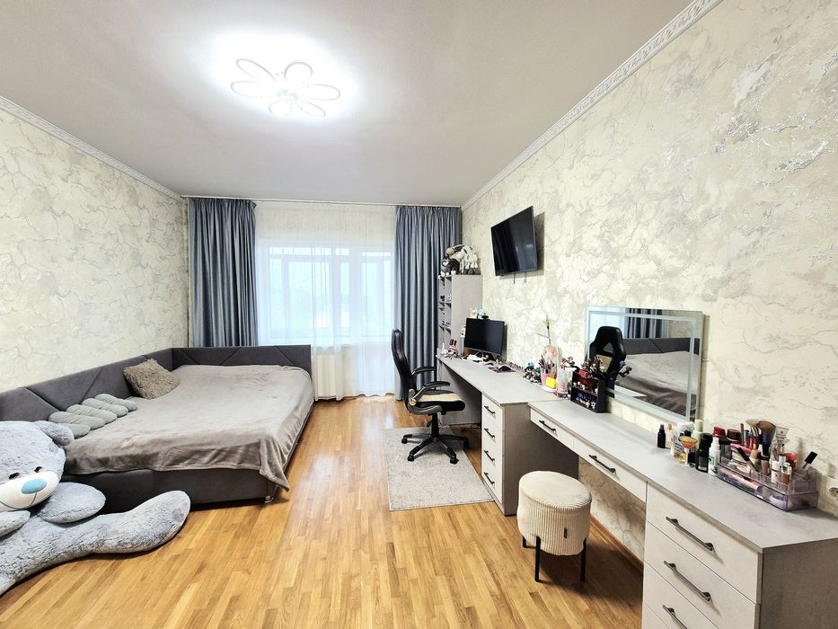 Два будинки з банею та зарибленим власним  озером р-н Аєропорту