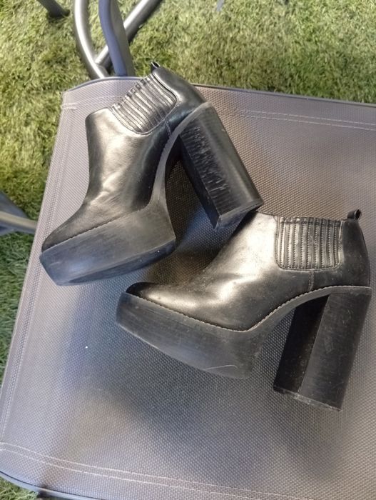 Sapatos botins com salto compensação