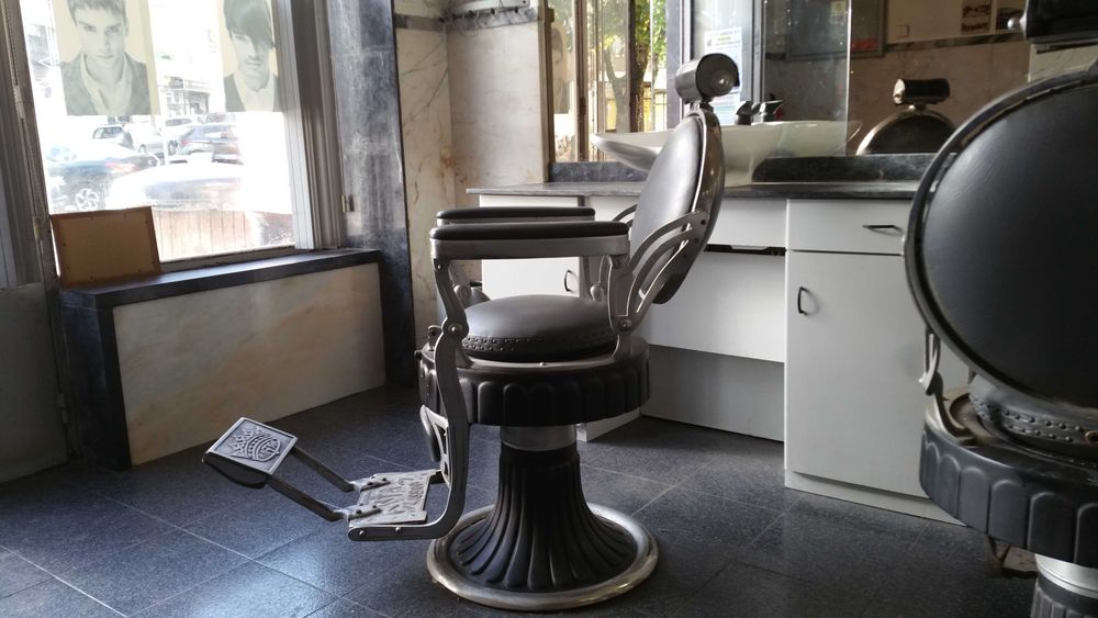 Cadeiras de barbeiro antigas.