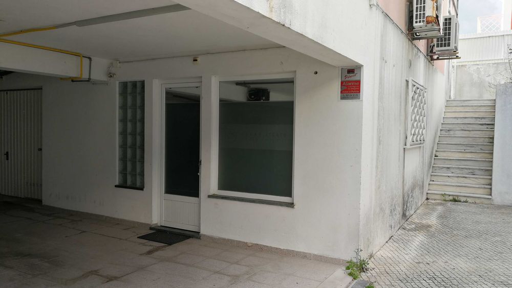 Arrendamento de Garagem/Espaço Funcional em Azeitão