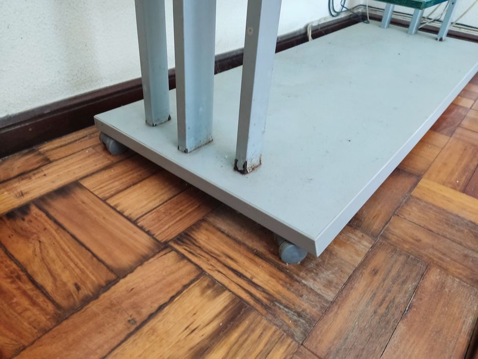 Mesa em vidro com rodas e duas prateleiras64739233400323124