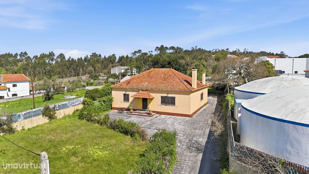 Moradia T3 com Jardim, Churrasqueira e Alma a 10 Minutos do Mar
