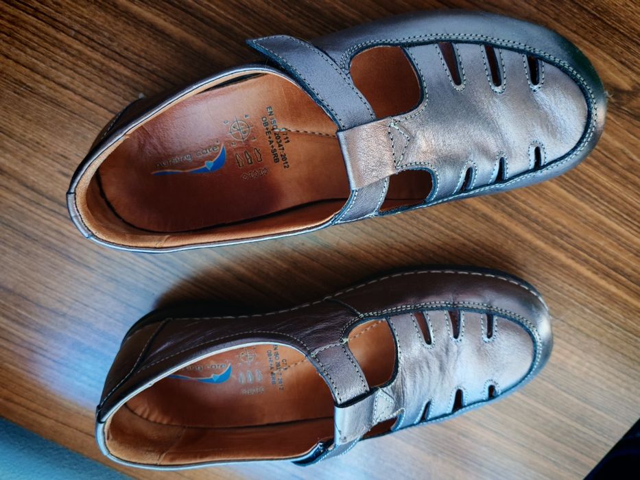 Um par de sandálias e uns sapatos de senhora