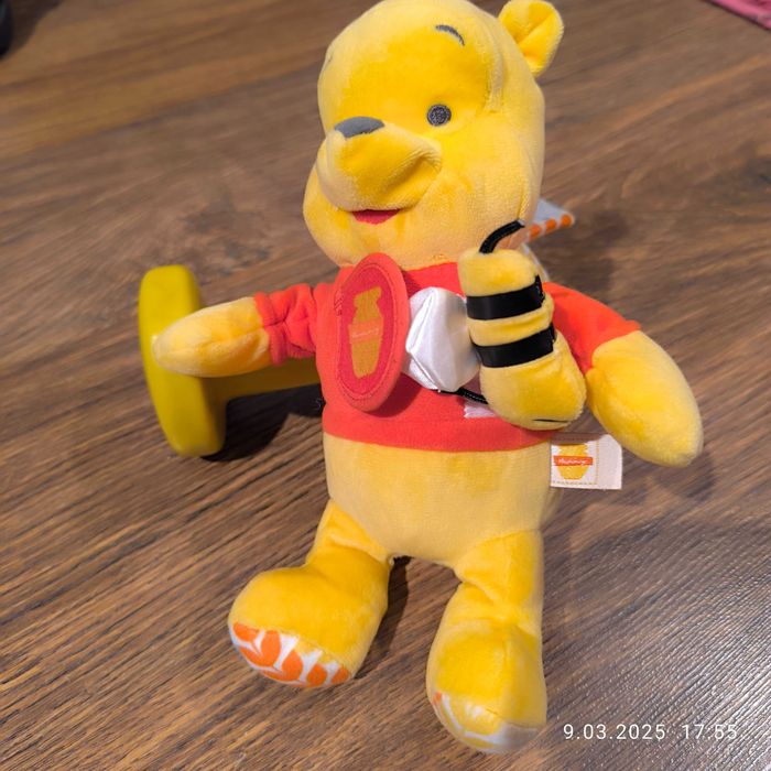 Maskotka Kubusia Puchatka dla maluszka z wibrującą pszczółką