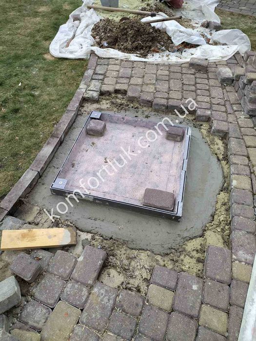 Прихований герметичний люк під бруківку в вуличний підвал каналізації