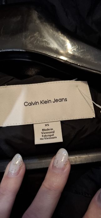 Sprzedam piękna zimowa Nowa kurtke Calvin Klein z mini wada
