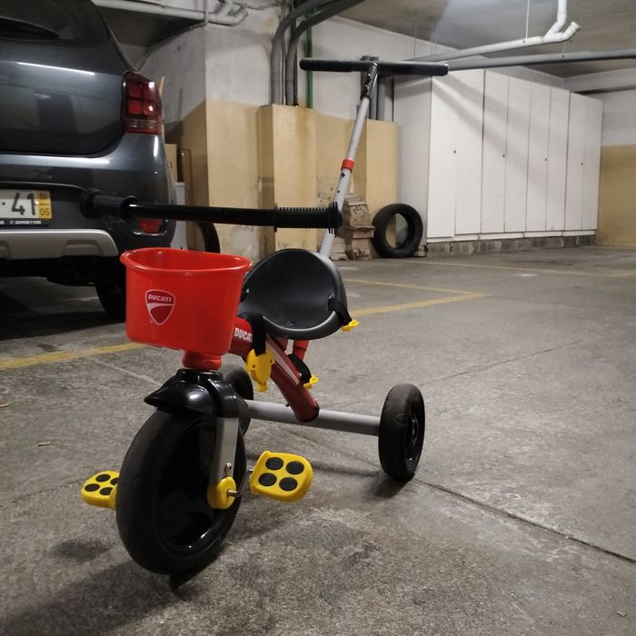 Triciclo ducati em bom estado