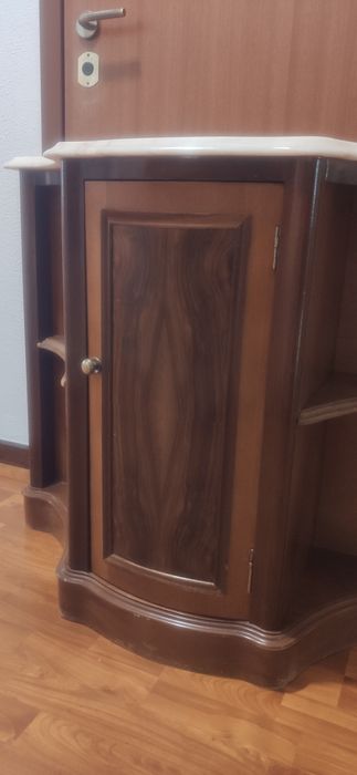 Credência de madeira com tampo de pedra