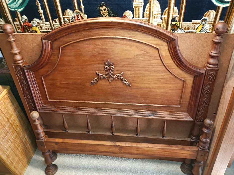 Mobiliário Quarto de casal vintage, cama, comoda com espelho e duas me