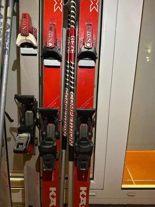 Skis Lange 165 cm e Kastle 160 cm (3 pares) com fixações Salomon e bastões