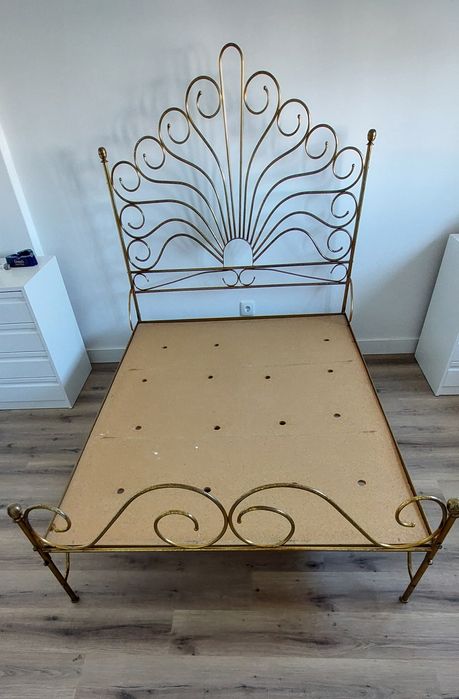 Linda cama de casal latão dourado