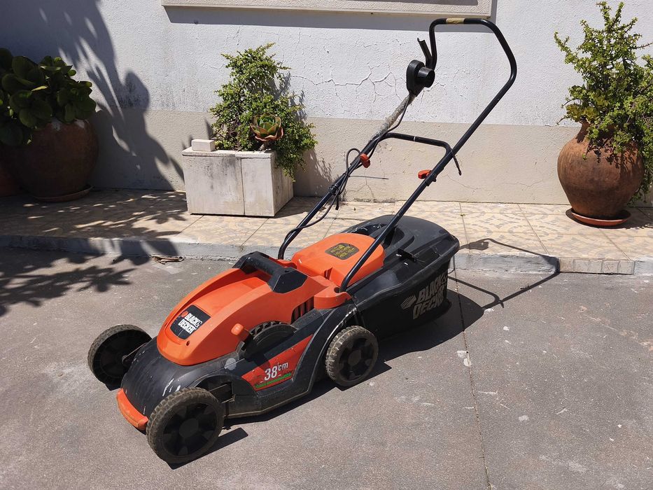 Corta-relva elétrico BLACK+DECKER 38 cm — usado