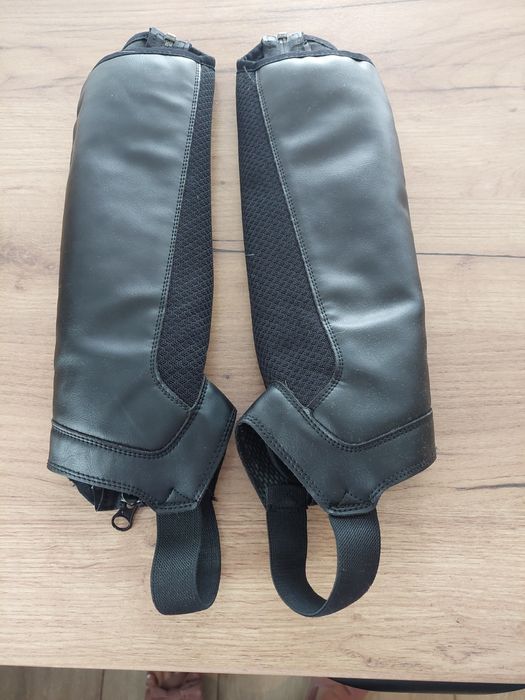 Czapsy skórzane do jazdy konnej