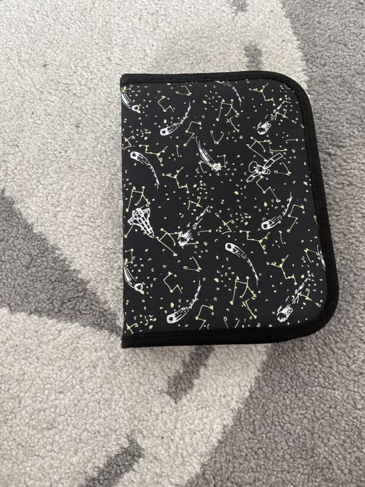 Dwa piórniki dla dziecka do szkoły