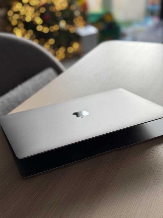 MacBook Air, 2018, i5, 8GB RAM