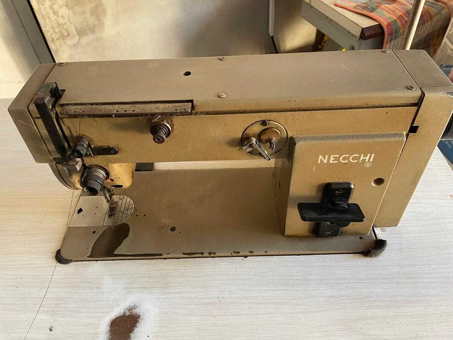 Máquina de Costura Industrial NECCHI – A Funcionar