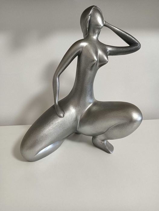 Estatueta Prateada Decorativa – Figura Feminina Abstrata | NEGOCIÁVEL