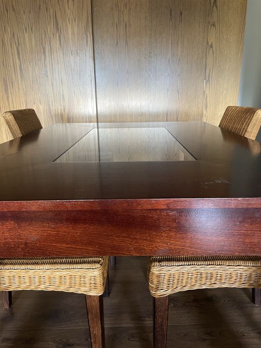 Mesa de jantar retangular em madeira