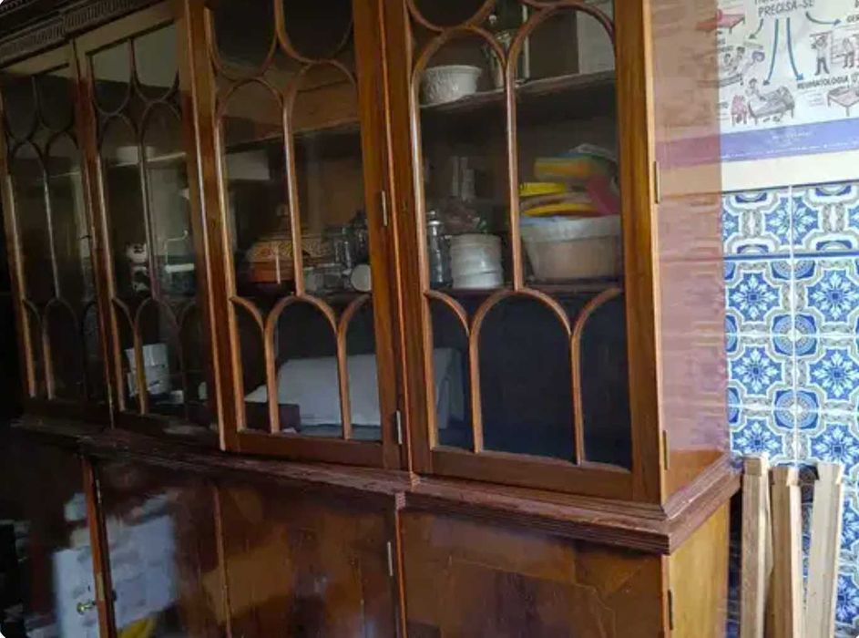 Cristaleira antiga grande e com muita arrumação