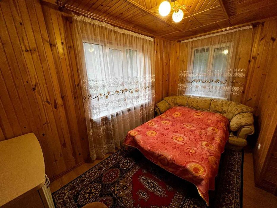 Будинок в Карпатах під лісом
