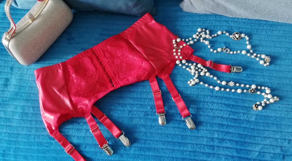 pas do pończoch czerwony jak skóra