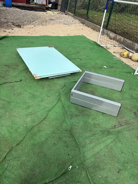 Mesa em vidro com estecao