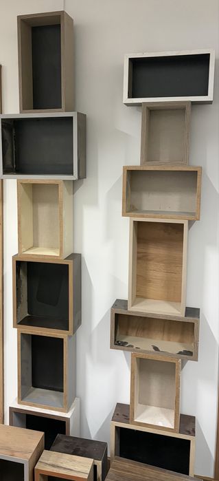 Cubos de madeira em vários tamanhos e cores