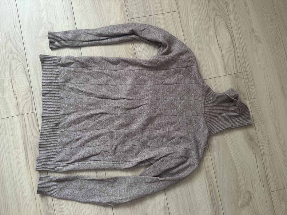 Всі светри по 200 грн