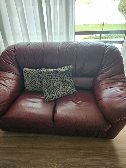 Sofá usado bordô